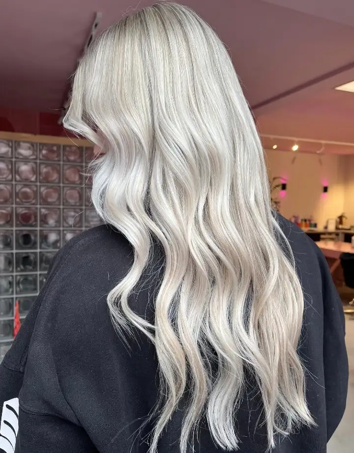 Zilvershampoo gebruiken, zo neutraliseer je gele zweem in blond en grijs haar