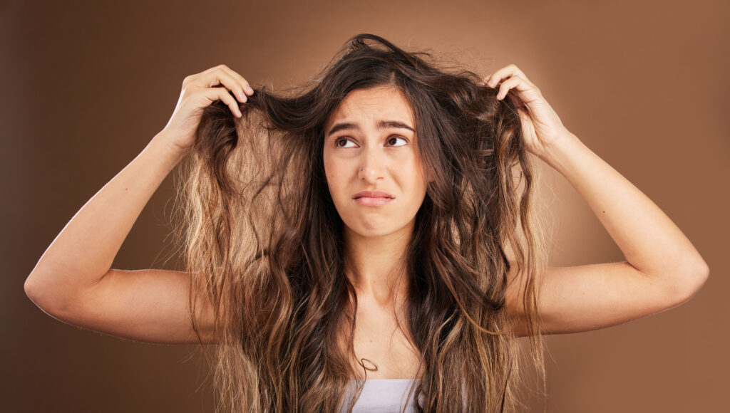 Pluizig haar tegengaan, zo krijg je glad en gedefinieerd haar zonder frizz