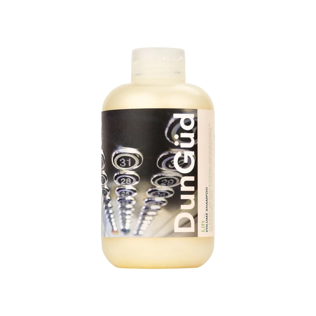 Fles DunGüd Lift & Volume Shampoo met een opvallend label met vintage toetsenbord toetsen.