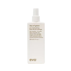 Witte fles van 200 ml Evo Day of Grace pre-style primer met gouden tekst en spraydop.