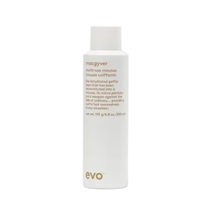 Witte fles Evo Macgyver multi-use mousse van 200 ml met gouden tekst op de voorkant.
