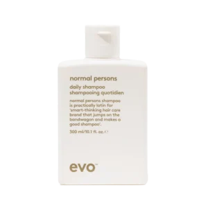 Witte fles Evo Normal Persons Daily Shampoo van 300 ml met minimalistisch ontwerp en tekst op de voorkant.