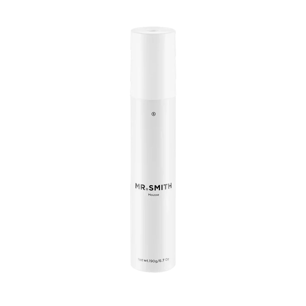 Witte flacon van Mr. Smith Mousse, 190g, tegen een zwarte achtergrond.