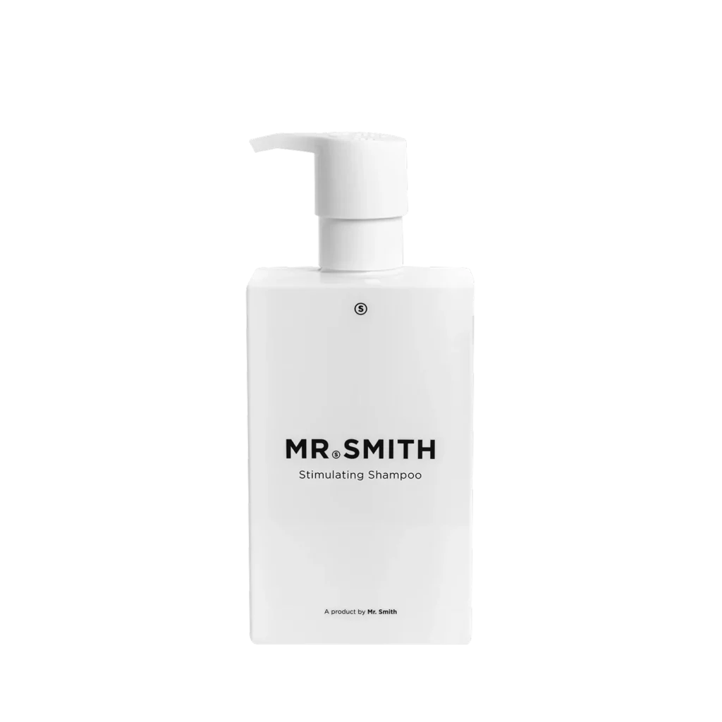 Witte fles Mr. Smith Stimulating Shampoo van 275 ml met pompdispenser.