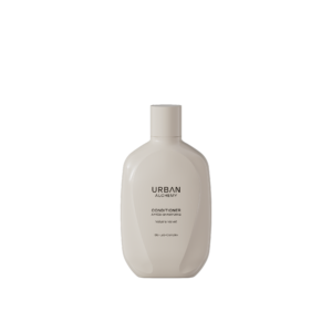 Beige flacon van Urban Alchemy Volume Velvet conditioner met zwarte opdruk.