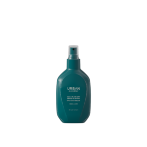 Donkergroene fles van Urban Alchemy Daily Blow Dry Leave-In Spray Moisture Mist met spraydop.