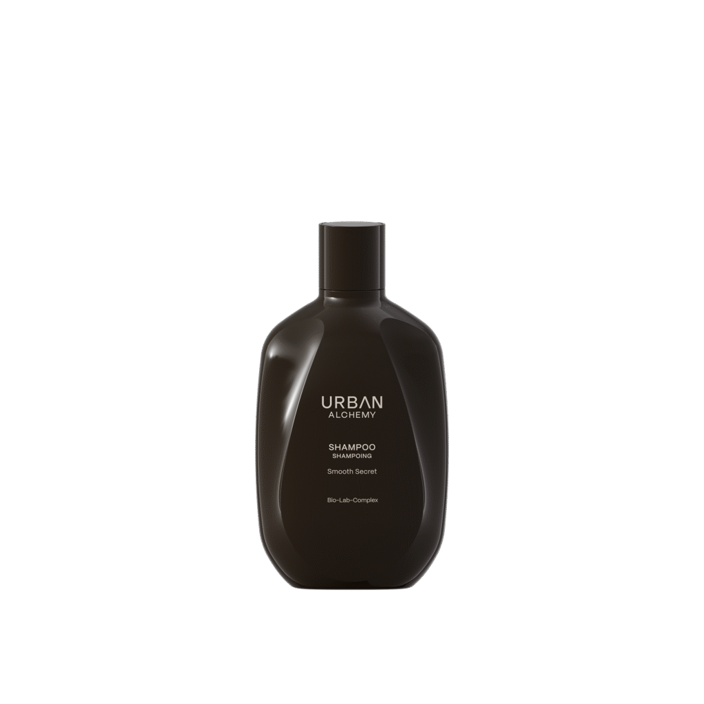 Zwarte fles Urban Alchemy Smooth Satin shampoo met minimalistisch ontwerp op een zwarte achtergrond.