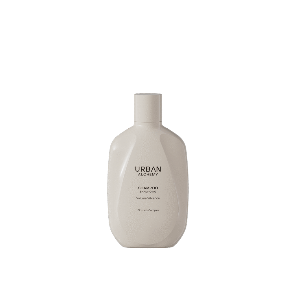 Crèmekleurige fles Urban Alchemy Volume Vibrance shampoo met minimalistisch zwart opschrift.